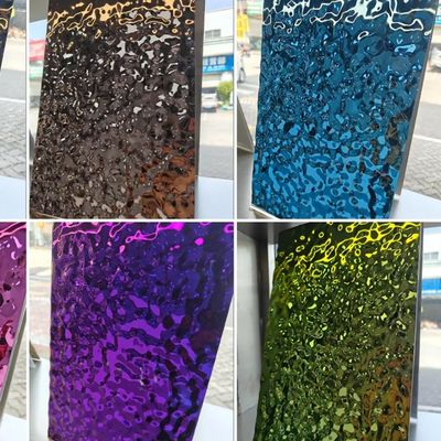 صفائح الفولاذ المقاوم للصدأ 304 بسماكة 0.65 مم بلمسة نهائية فضية عاكسة بنمط تموج الماء مطبوعة ومغطاة بتقنية PVD